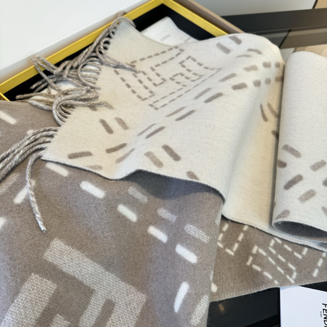 Fendi 长款流苏围巾 深棕色羊毛材质 饰以提花Selleria Macro Check缝线图案灵感源自标志性FENDI工艺