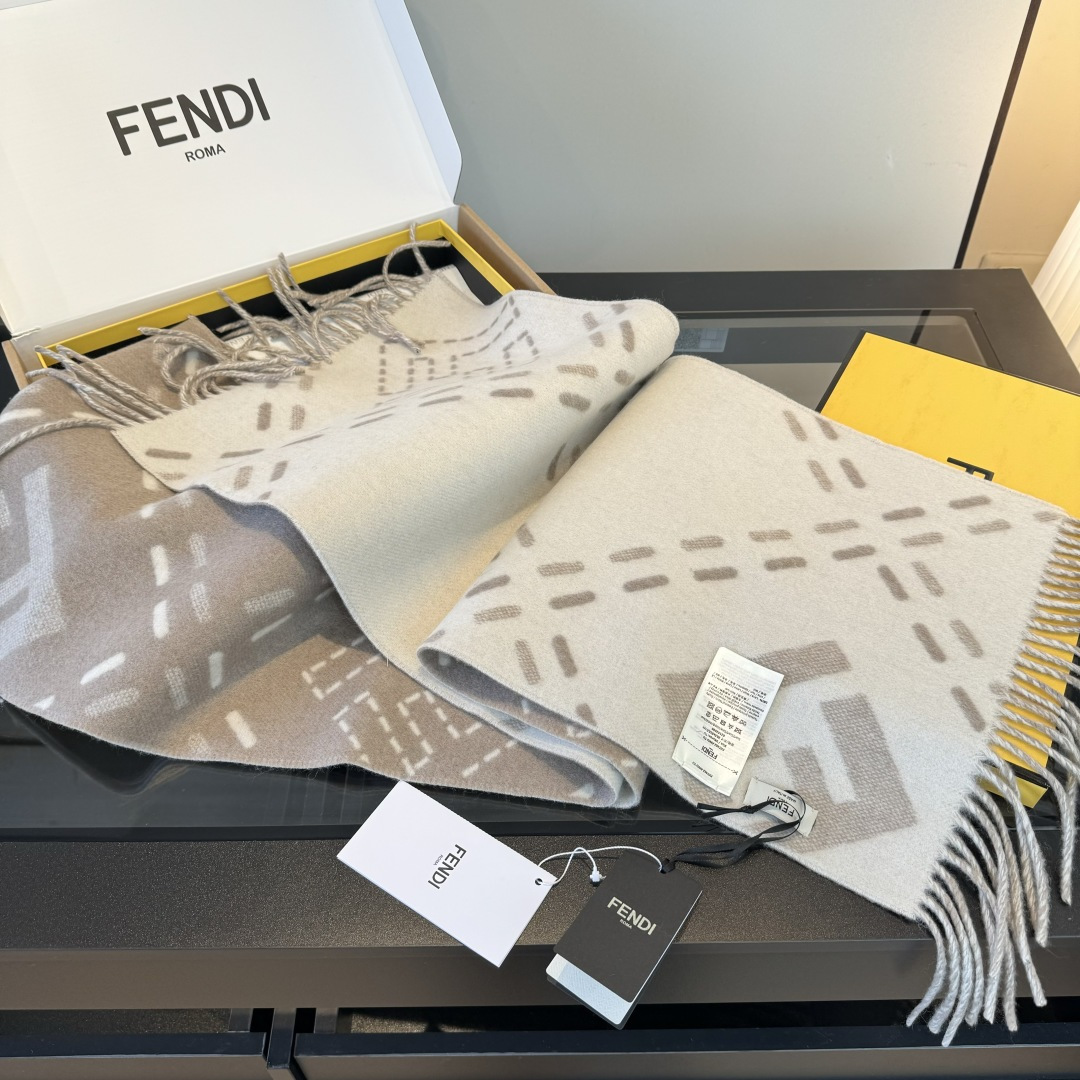 Fendi 长款流苏围巾 深棕色羊毛材质 饰以提花Selleria Macro Check缝线图案灵感源自标志性FENDI工艺