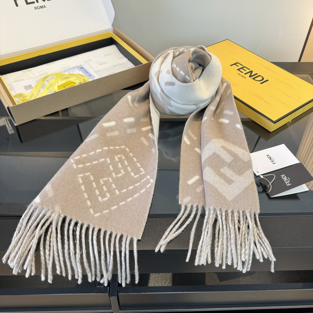 Fendi 长款流苏围巾 深棕色羊毛材质 饰以提花Selleria Macro Check缝线图案灵感源自标志性FENDI工艺