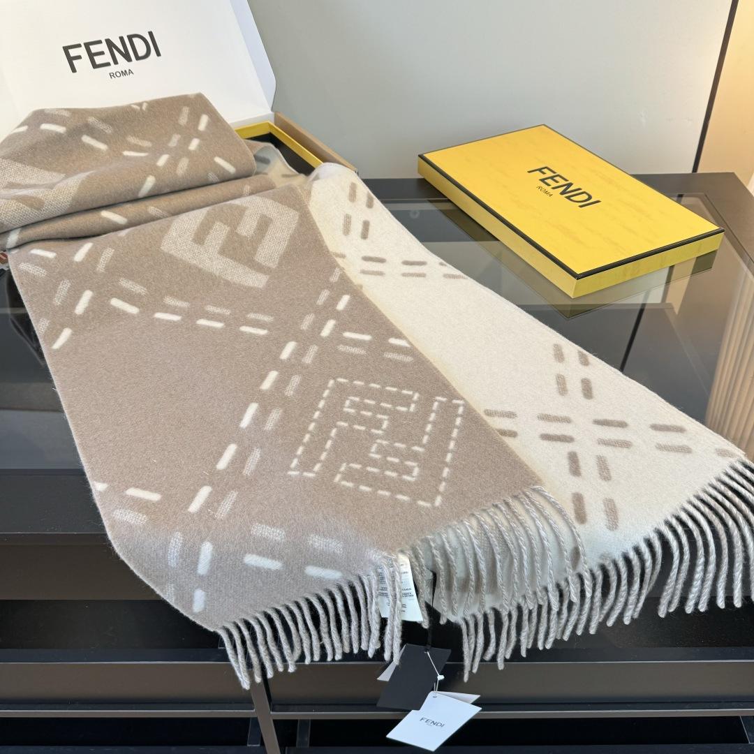 Fendi 长款流苏围巾 深棕色羊毛材质 饰以提花Selleria Macro Check缝线图案灵感源自标志性FENDI工艺