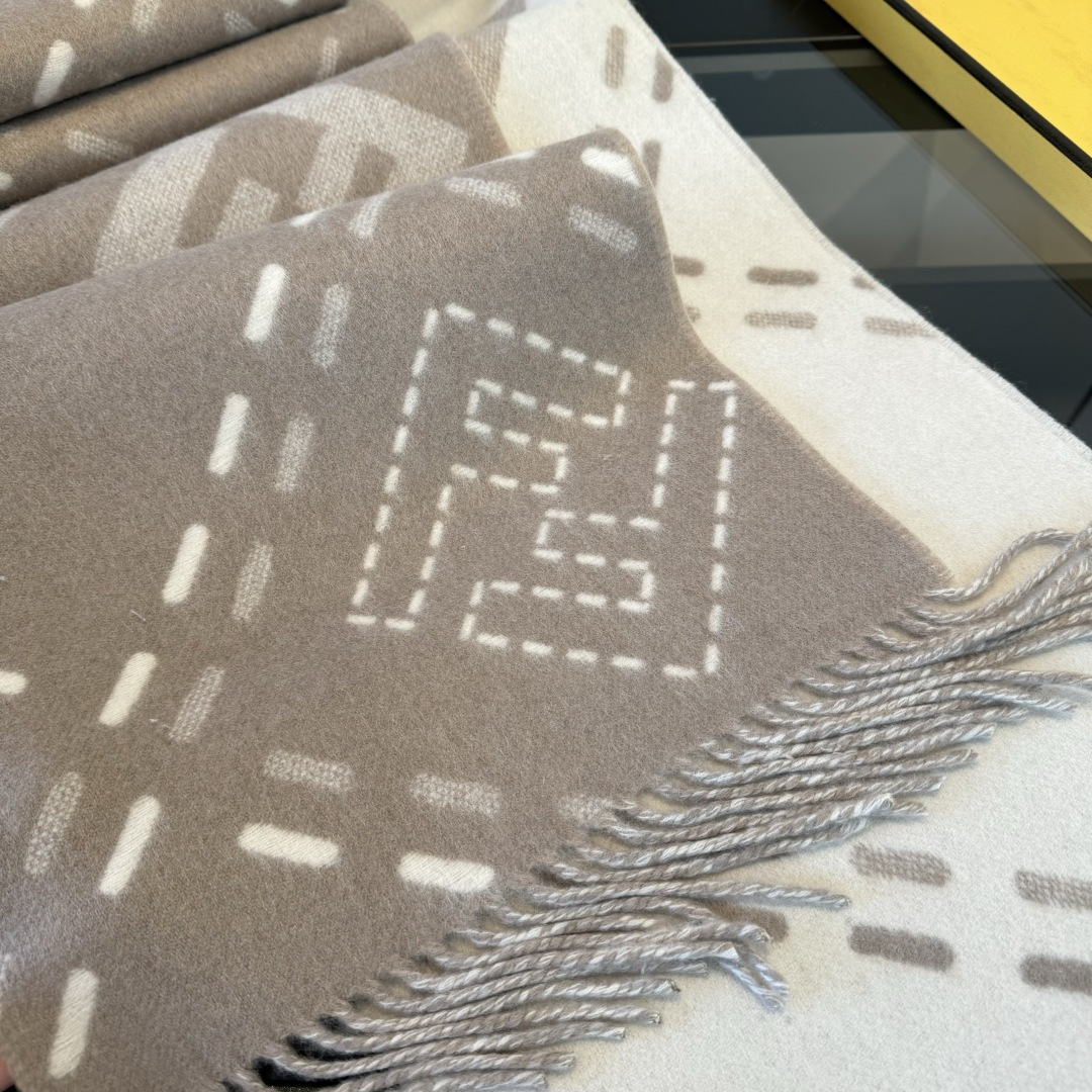 Fendi 长款流苏围巾 深棕色羊毛材质 饰以提花Selleria Macro Check缝线图案灵感源自标志性FENDI工艺