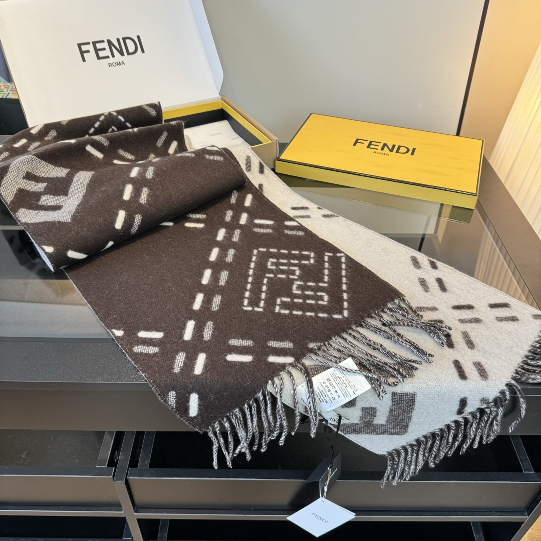 Fendi 长款流苏围巾 深棕色羊毛材质 饰以提花Selleria Macro Check缝线图案灵感源自标志性FENDI工艺