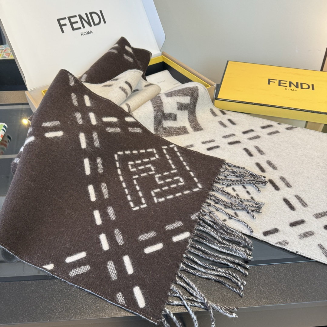 Fendi 长款流苏围巾 深棕色羊毛材质 饰以提花Selleria Macro Check缝线图案灵感源自标志性FENDI工艺