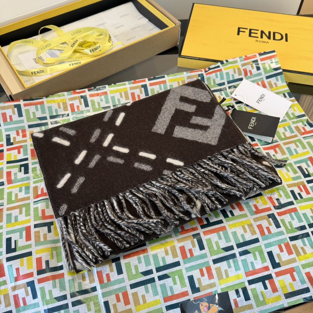 Fendi 长款流苏围巾 深棕色羊毛材质 饰以提花Selleria Macro Check缝线图案灵感源自标志性FENDI工艺