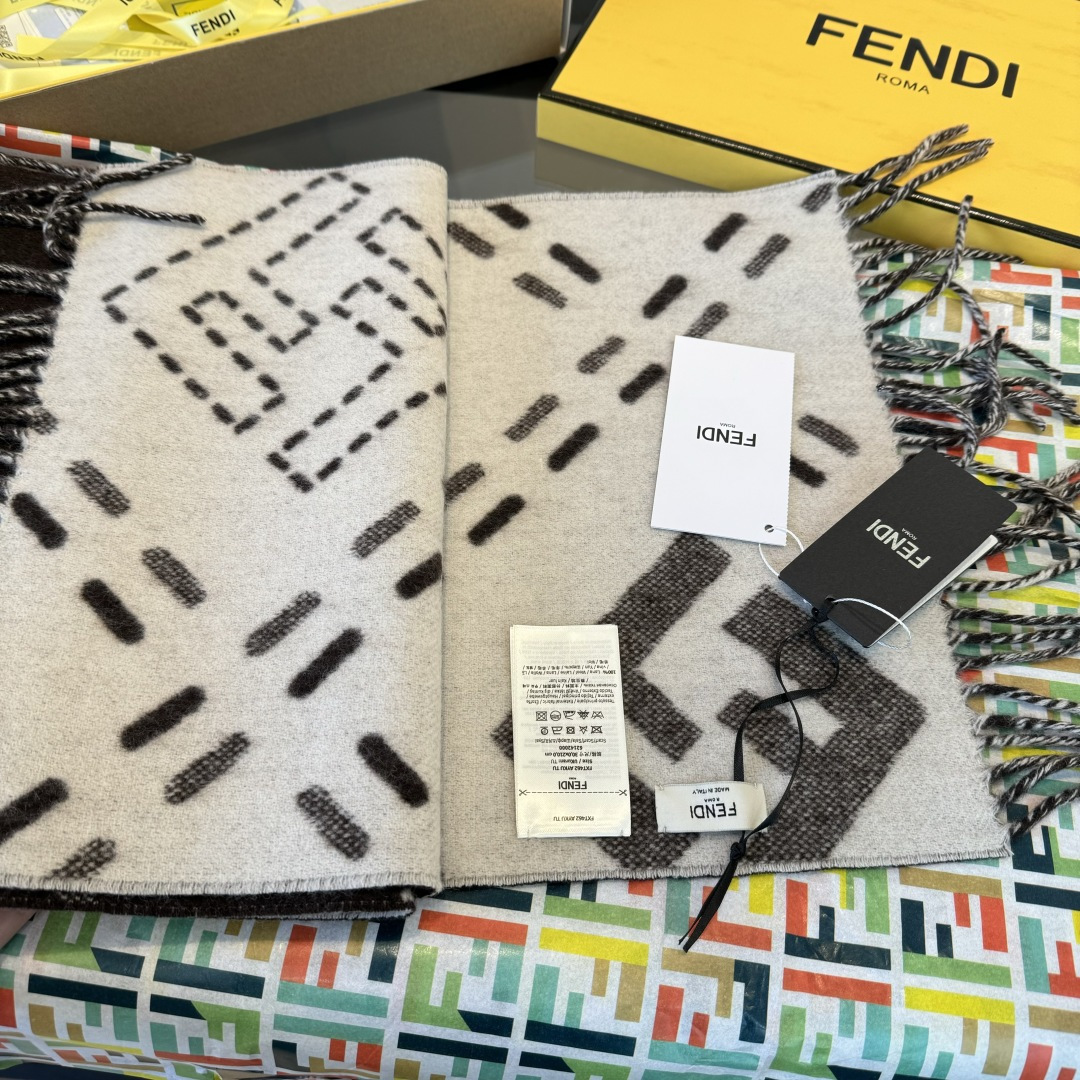 Fendi 长款流苏围巾 深棕色羊毛材质 饰以提花Selleria Macro Check缝线图案灵感源自标志性FENDI工艺