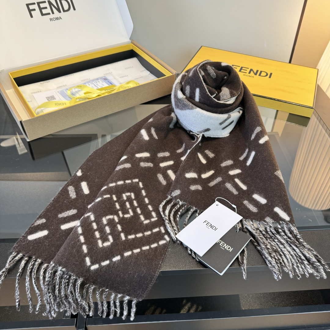 Fendi 长款流苏围巾 深棕色羊毛材质 饰以提花Selleria Macro Check缝线图案灵感源自标志性FENDI工艺