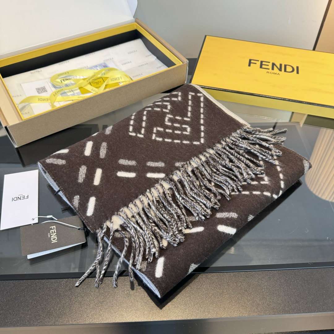Fendi 长款流苏围巾 深棕色羊毛材质 饰以提花Selleria Macro Check缝线图案灵感源自标志性FENDI工艺