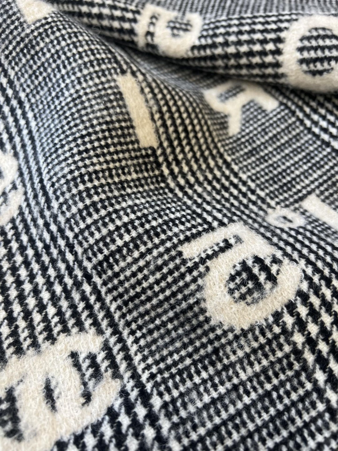 Chanel 重磅推荐 张予曦同款CHA · 香奈儿秋冬新品 · 羊绒轻缩围巾 臻选上乘的山羊绒纤维