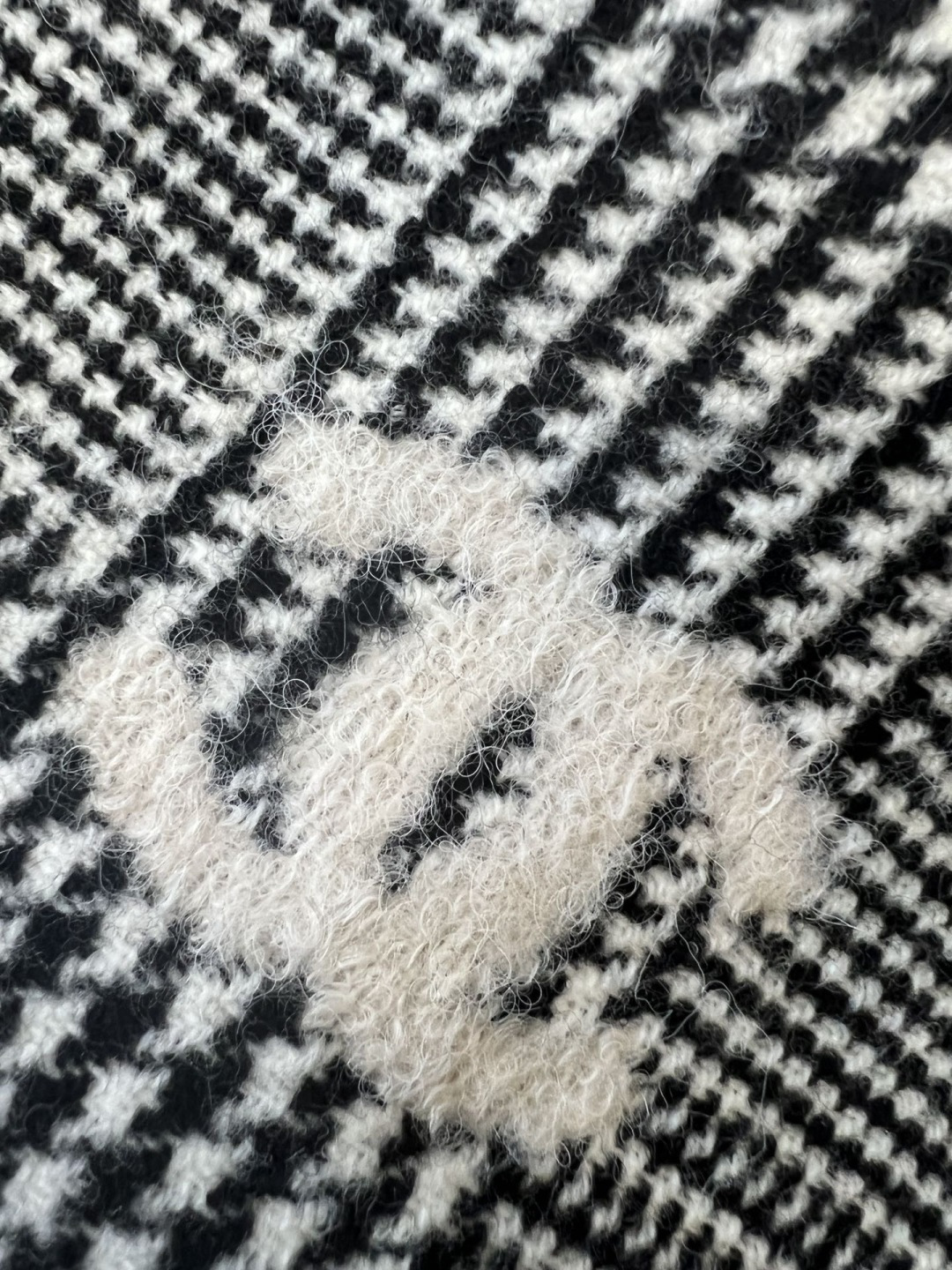 Chanel 重磅推荐 张予曦同款CHA · 香奈儿秋冬新品 · 羊绒轻缩围巾 臻选上乘的山羊绒纤维