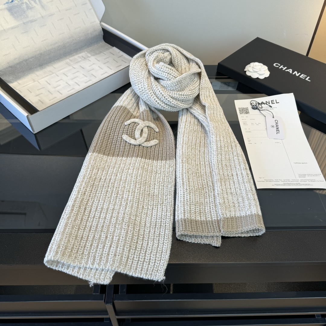 Chanel Chanel25秋冬新款24b针织围巾羊绒针织长巾‼ 美翻了 御用殿堂级 ‼ 新款在售 进口纯羊绒针织毛线 美丽至极 真的 上身极为衬肤色 百搭 不 自己看吧 ‼围巾尺寸30*200cm