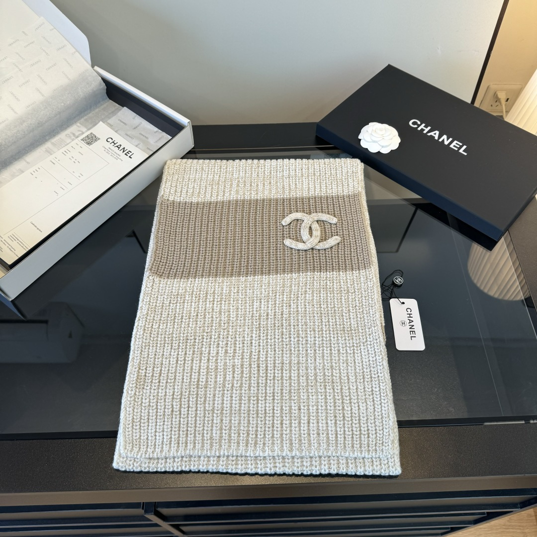Chanel Chanel25秋冬新款24b针织围巾羊绒针织长巾‼ 美翻了 御用殿堂级 ‼ 新款在售 进口纯羊绒针织毛线 美丽至极 真的 上身极为衬肤色 百搭 不 自己看吧 ‼围巾尺寸30*200cm
