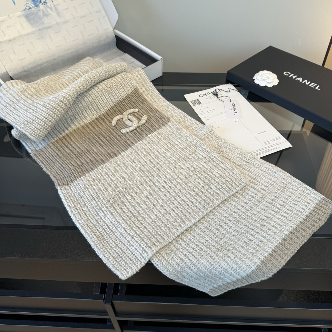 Chanel Chanel25秋冬新款24b针织围巾羊绒针织长巾‼ 美翻了 御用殿堂级 ‼ 新款在售 进口纯羊绒针织毛线 美丽至极 真的 上身极为衬肤色 百搭 不 自己看吧 ‼围巾尺寸30*200cm