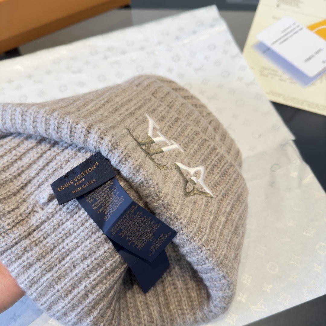 Louis Vuitton Lv路易斯新款 围巾帽子套装 百分百 羊绒 暖暖呼呼