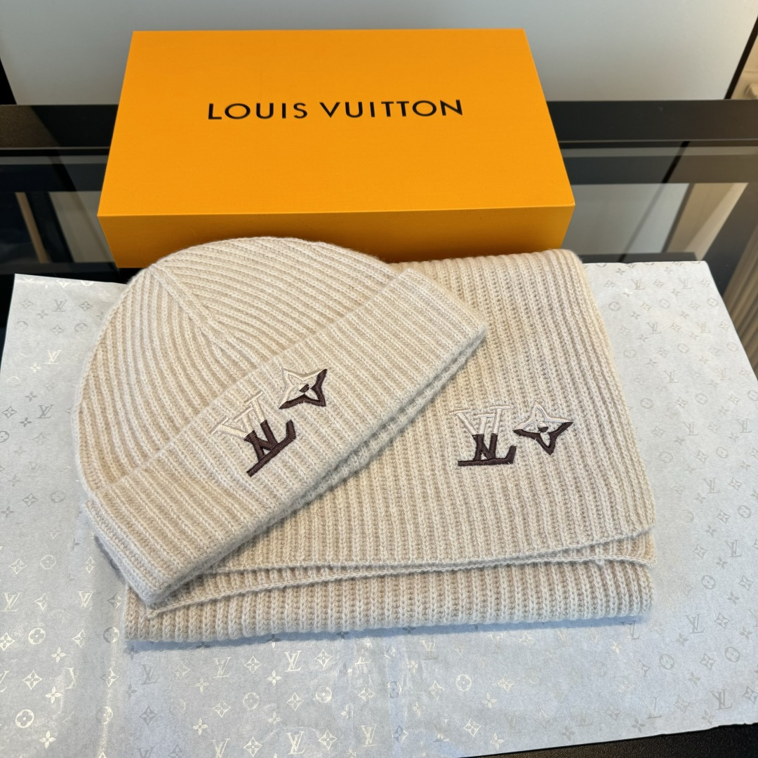 ¥ Lv路易斯新款经典围巾帽子套装,百分百💯羊绒 暖暖呼呼,超级舒服~冬日小姐姐减龄神器哦~这个冬天你就差这么一套啦~又保暖又时尚!通用款!可以做情侣款!防伪标签吊卡齐全!多多款式,欢迎选择!