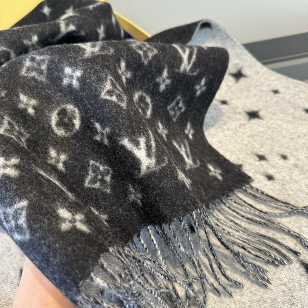Louis Vuitton 𝐋𝐨𝐮𝐢𝐬 𝐕𝐮𝐢𝐭𝐭𝐨𝐧 Galaxy 星空羊绒披肩