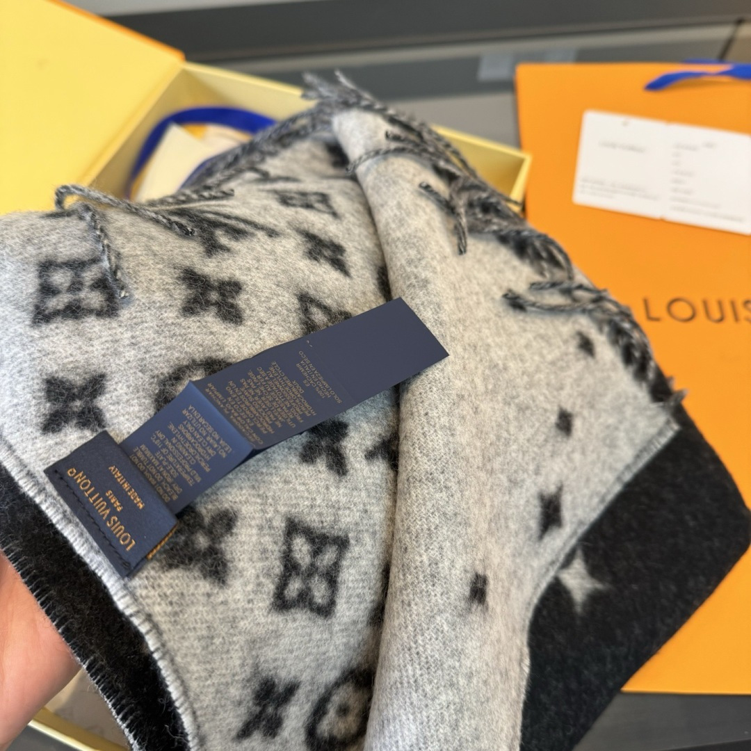 Louis Vuitton 𝐋𝐨𝐮𝐢𝐬 𝐕𝐮𝐢𝐭𝐭𝐨𝐧 Galaxy 星空羊绒披肩