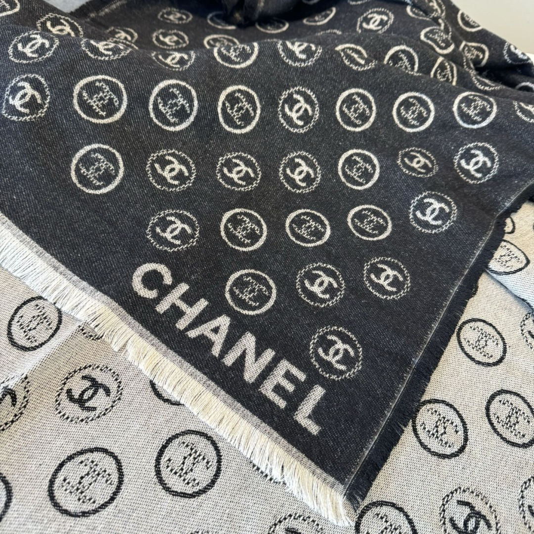 Chanel 𝑪𝒉𝒂𝒏𝒆𝒍 • 25𝐒《印章长巾》黑灰色