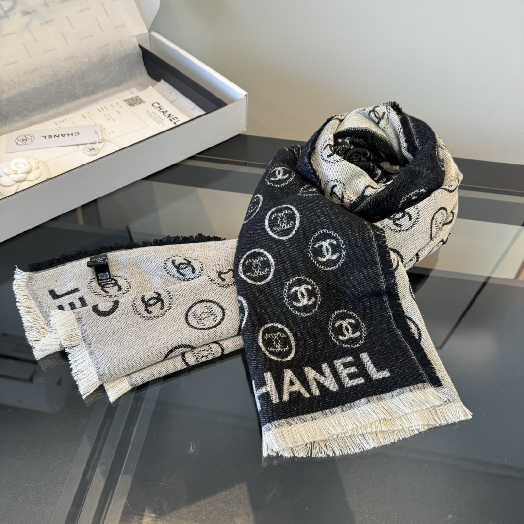 Chanel 𝑪𝒉𝒂𝒏𝒆𝒍 • 25𝐒《印章长巾》黑灰色