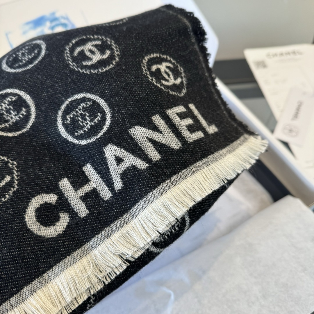 Chanel 𝑪𝒉𝒂𝒏𝒆𝒍 • 25𝐒《印章长巾》黑灰色