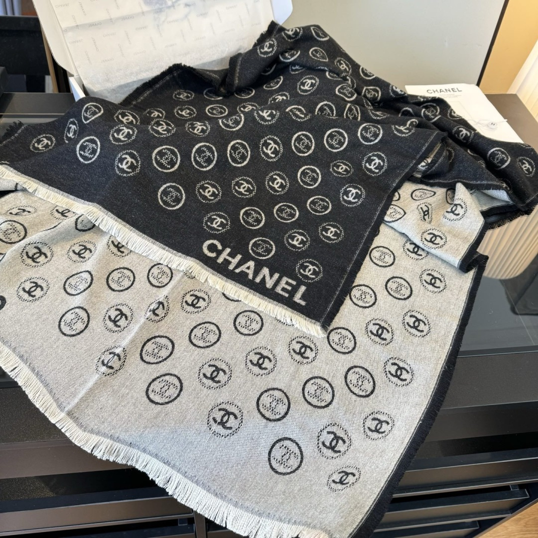 Chanel 𝑪𝒉𝒂𝒏𝒆𝒍 • 25𝐒《印章长巾》黑灰色