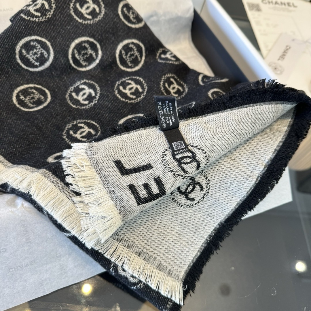 Chanel 𝑪𝒉𝒂𝒏𝒆𝒍 • 25𝐒《印章长巾》黑灰色