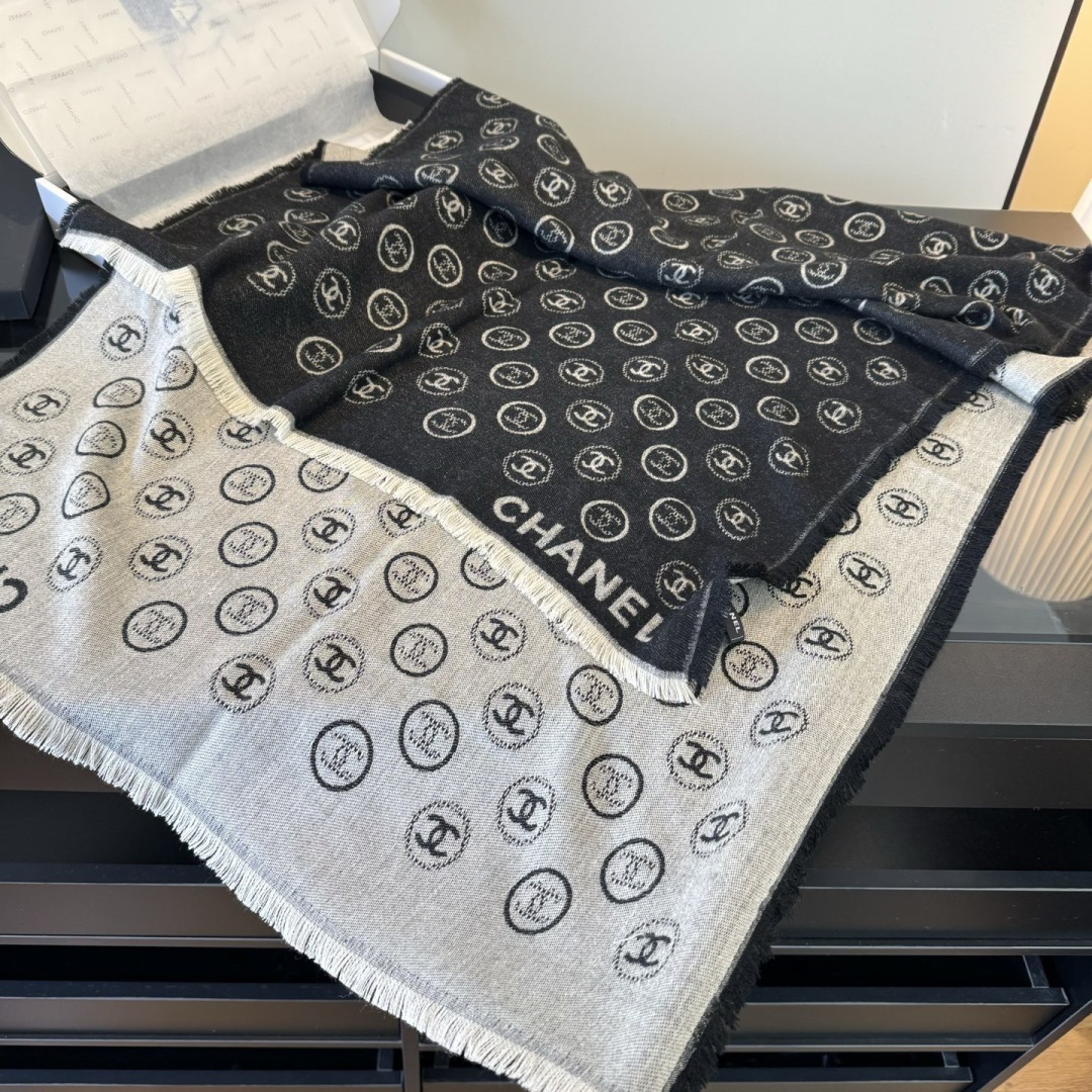 Chanel 𝑪𝒉𝒂𝒏𝒆𝒍 • 25𝐒《印章长巾》黑灰色