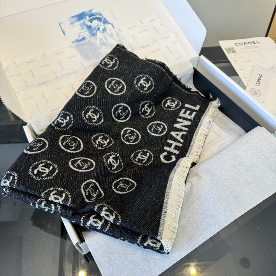 Chanel 𝑪𝒉𝒂𝒏𝒆𝒍 • 25𝐒《印章长巾》黑灰色