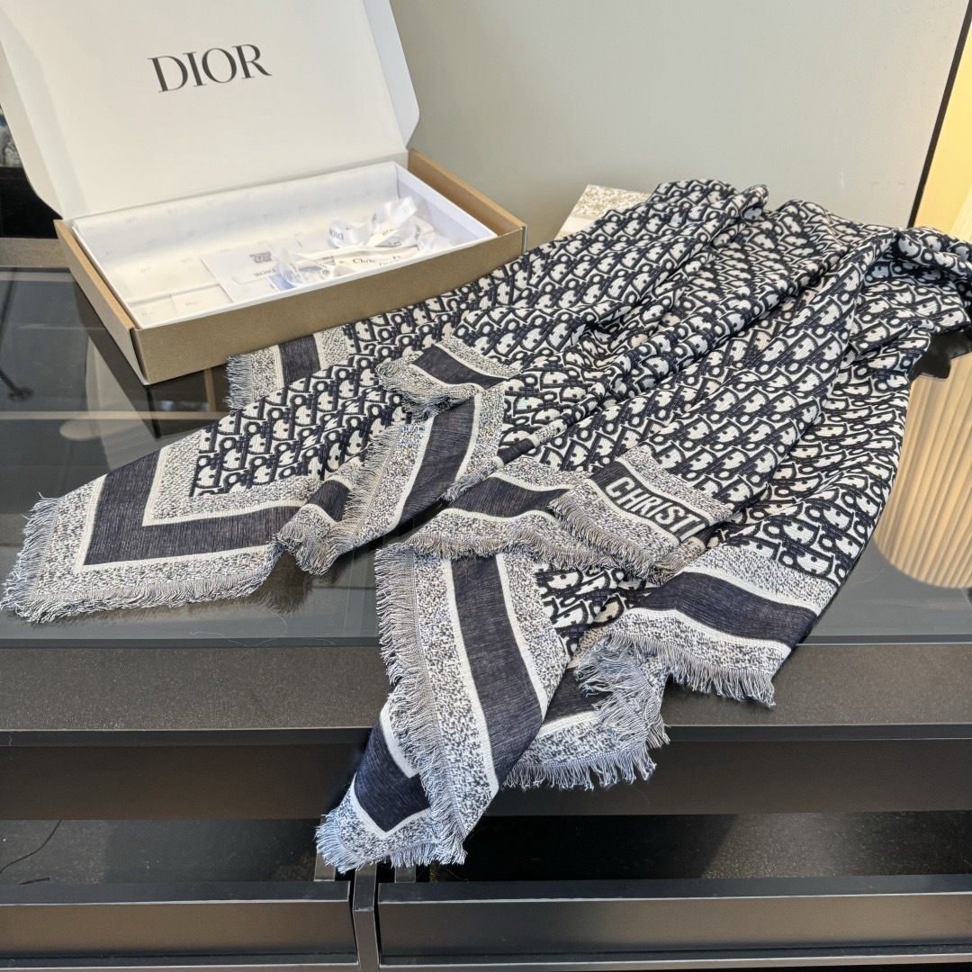 Dior D家 【▪ 高段位 是Di的女人 旧花新演绎 】实物有被惊艳到 Di今年秋冬新出的Cannage提花披肩