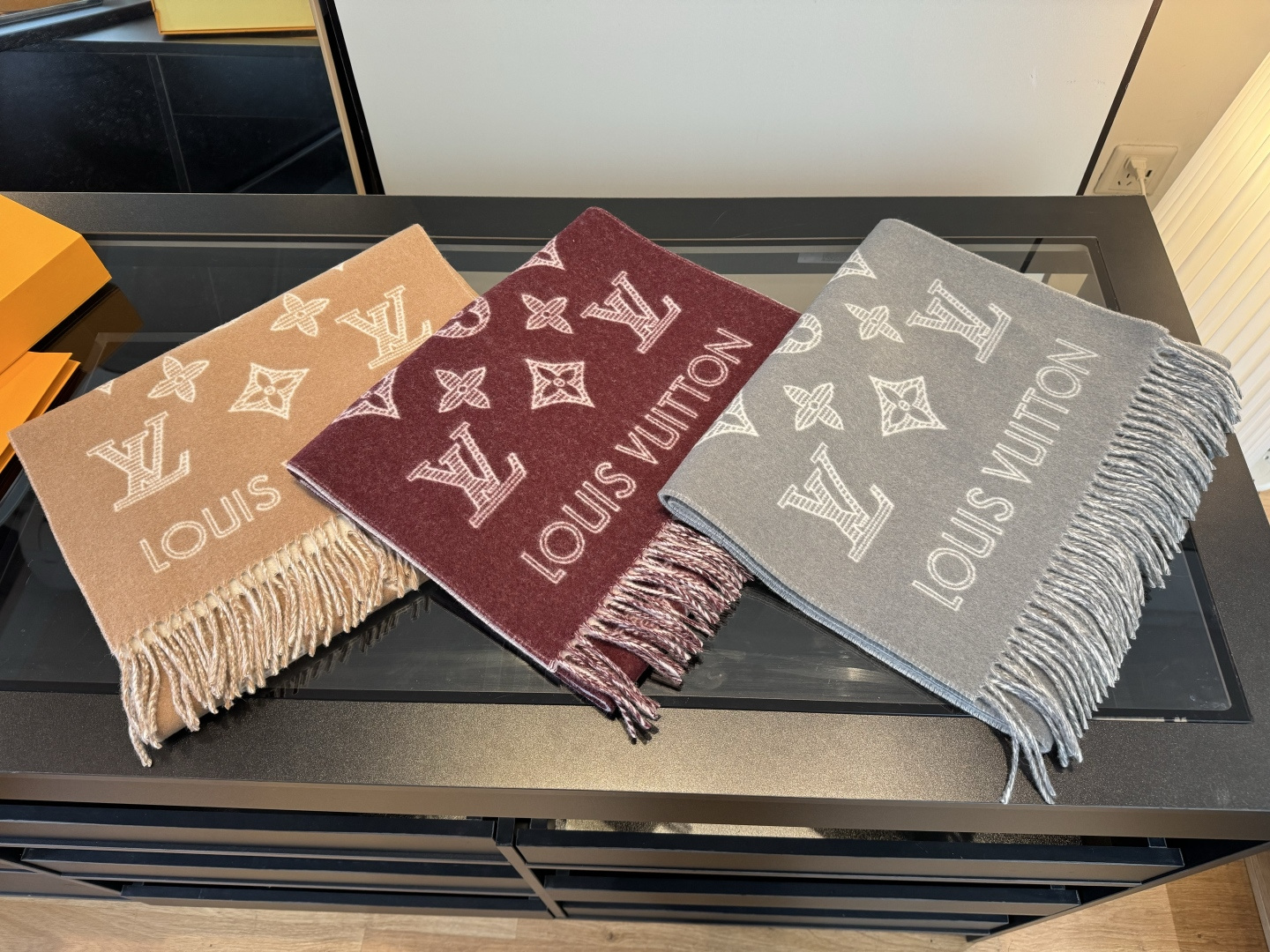 Louis Vuitton 驴家双面立体提花镂空围巾披肩