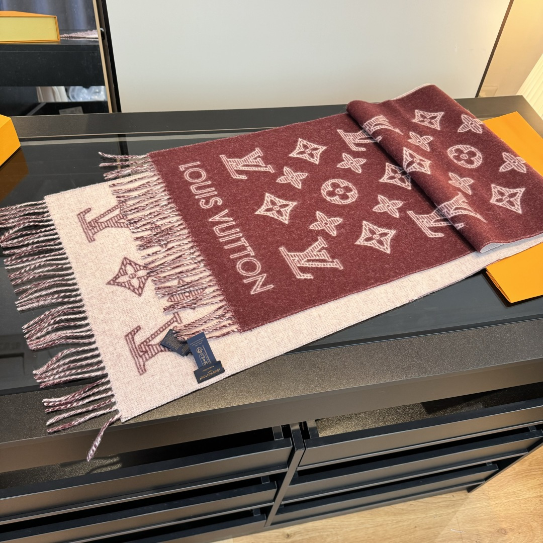 Louis Vuitton 驴家双面立体提花镂空围巾披肩