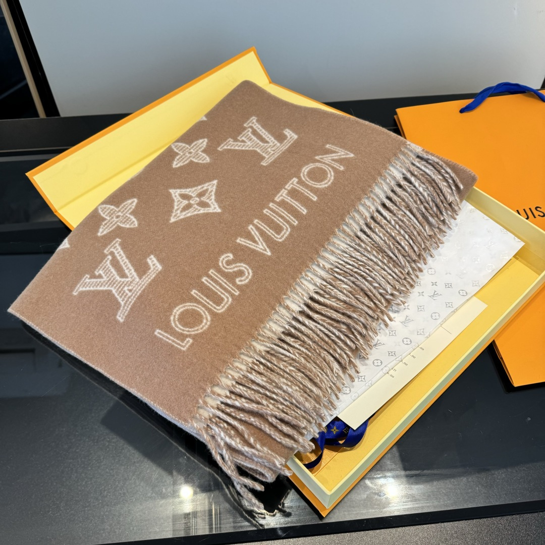 Louis Vuitton 驴家双面立体提花镂空围巾披肩