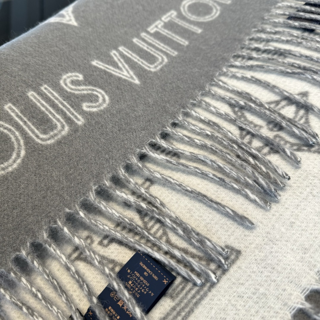 Louis Vuitton 驴家双面立体提花镂空围巾披肩