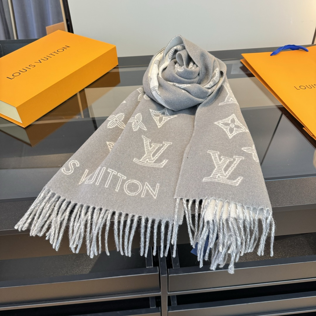 Louis Vuitton 驴家双面立体提花镂空围巾披肩