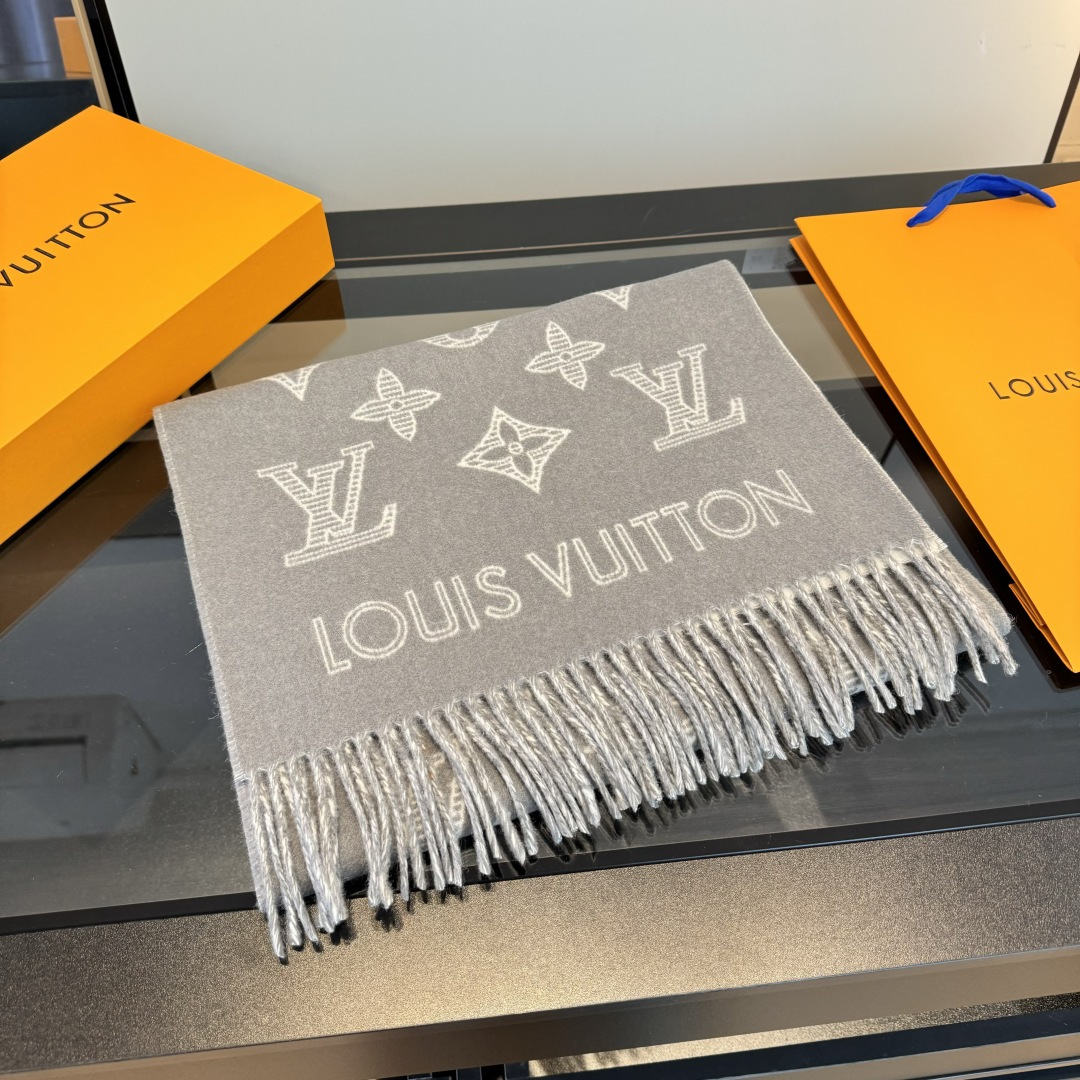 Louis Vuitton 驴家双面立体提花镂空围巾披肩