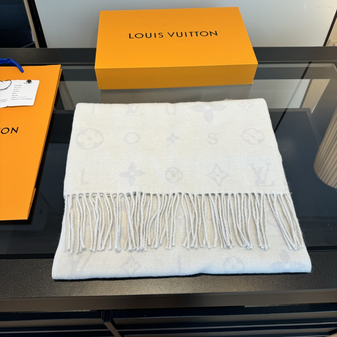 Louis Vuitton Reykjavik 2 0 围巾为柔软山羊绒标注 Monogram 花卉和 LV 字母