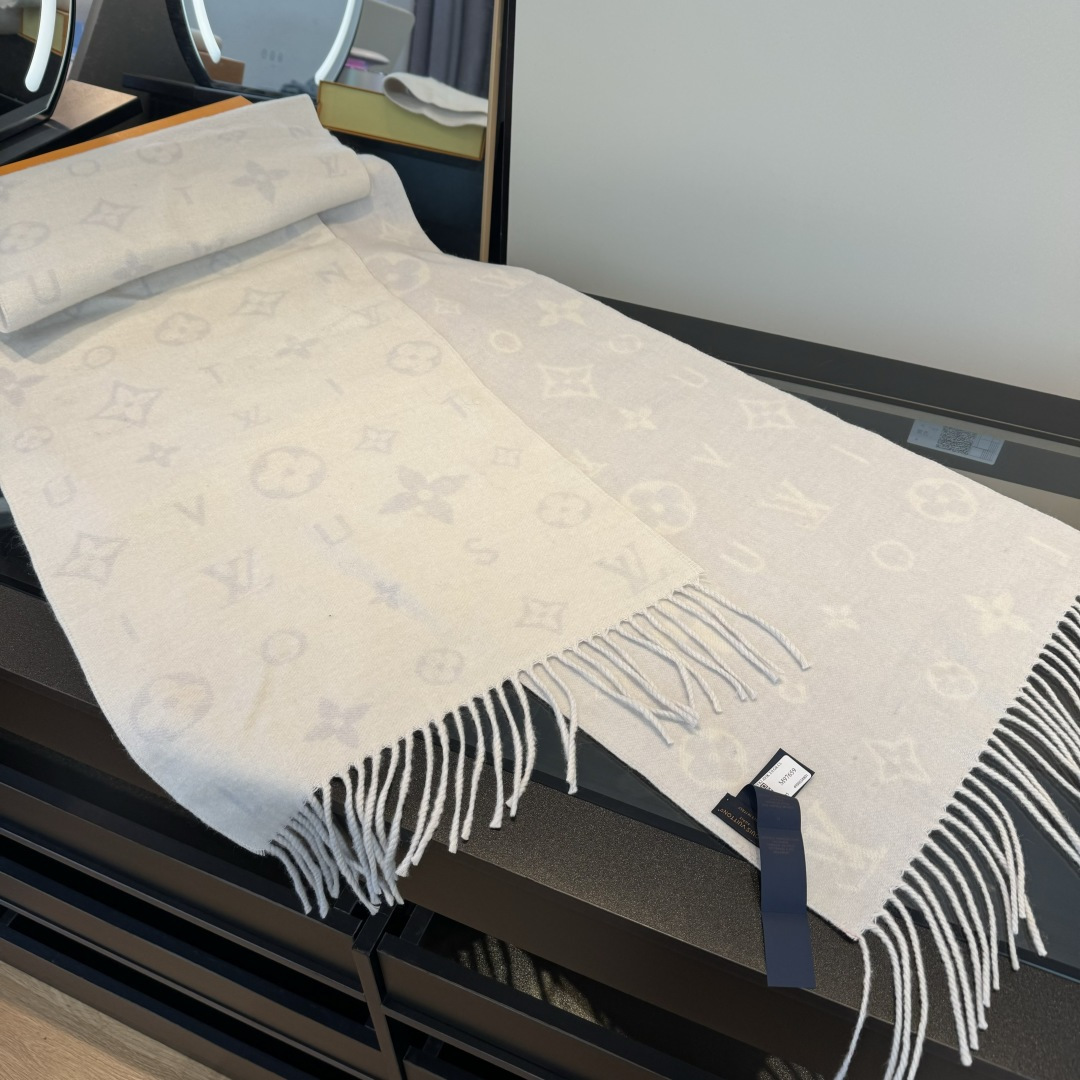 Louis Vuitton Reykjavik 2 0 围巾为柔软山羊绒标注 Monogram 花卉和 LV 字母