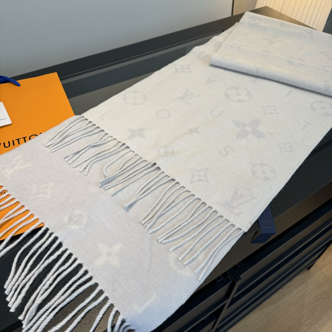 Louis Vuitton Reykjavik 2 0 围巾为柔软山羊绒标注 Monogram 花卉和 LV 字母