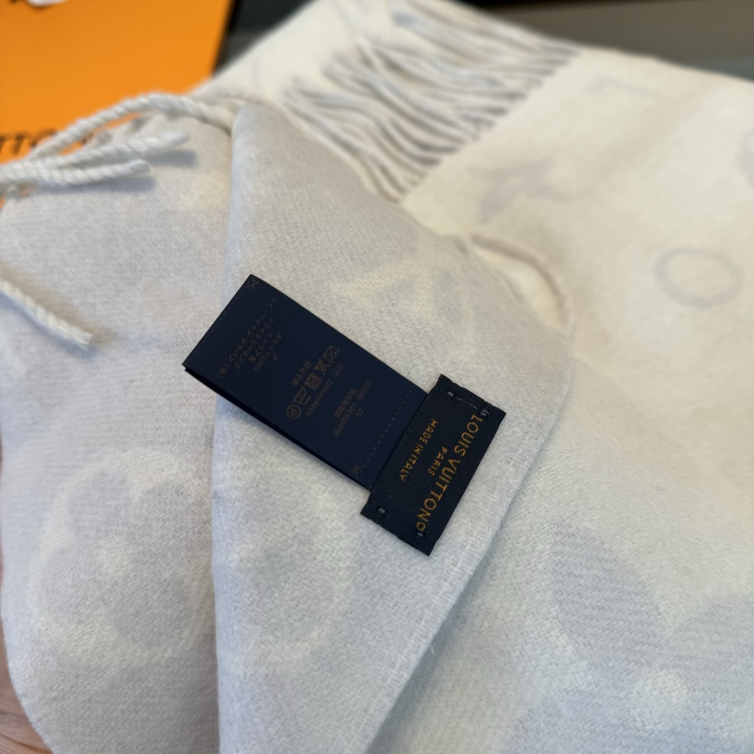 Louis Vuitton Reykjavik 2 0 围巾为柔软山羊绒标注 Monogram 花卉和 LV 字母