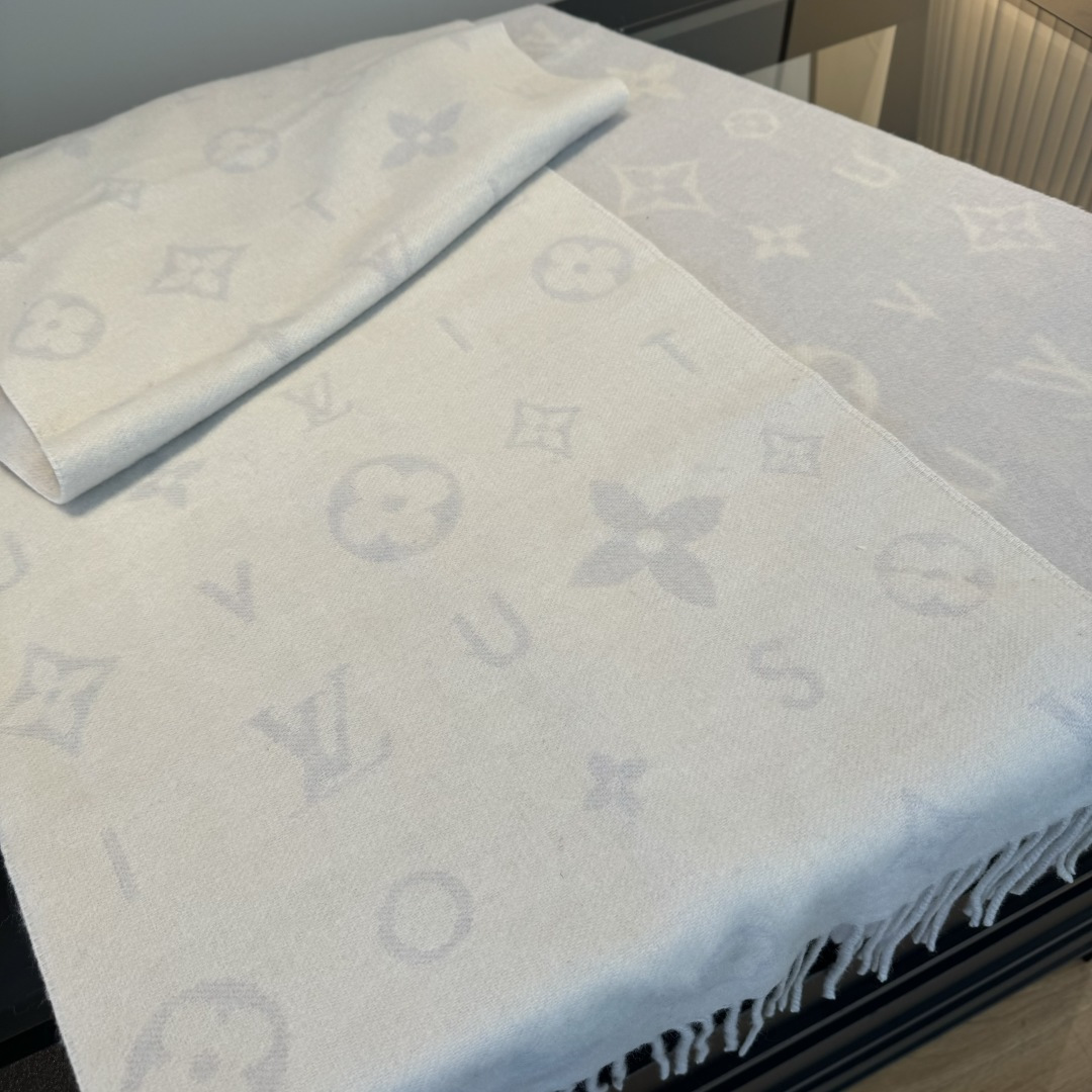 Louis Vuitton Reykjavik 2 0 围巾为柔软山羊绒标注 Monogram 花卉和 LV 字母