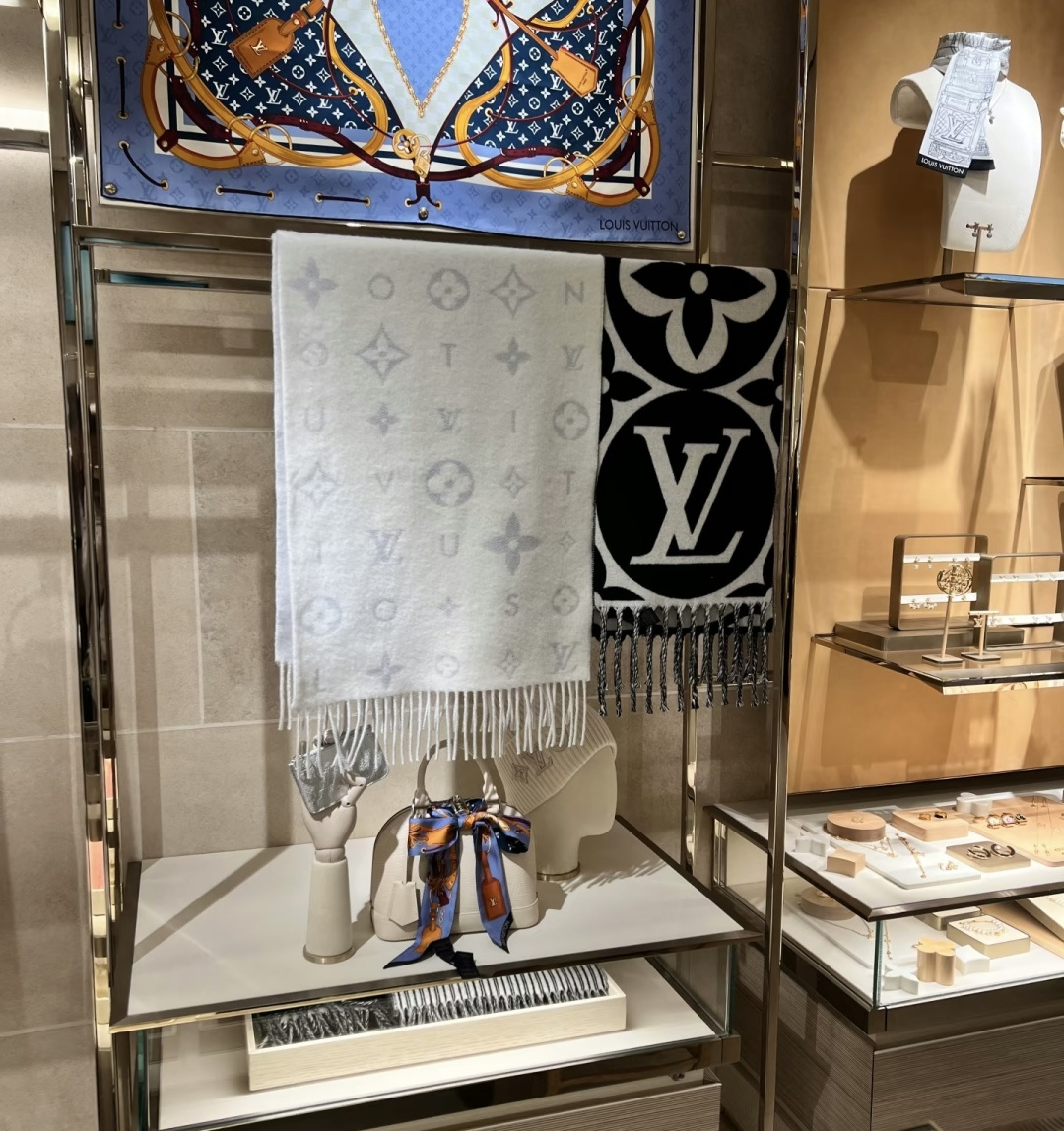 Louis Vuitton Reykjavik 2 0 围巾为柔软山羊绒标注 Monogram 花卉和 LV 字母