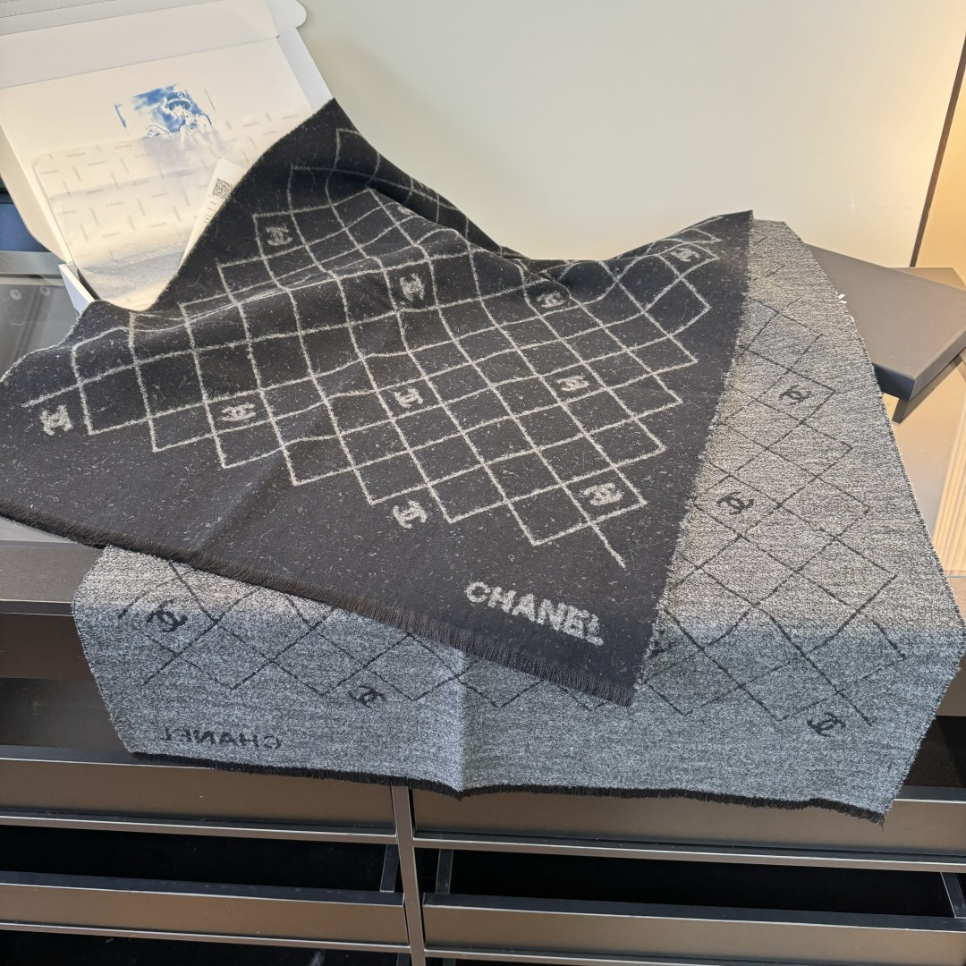 Chrome Hearts 𝑪𝒉 菱格标志