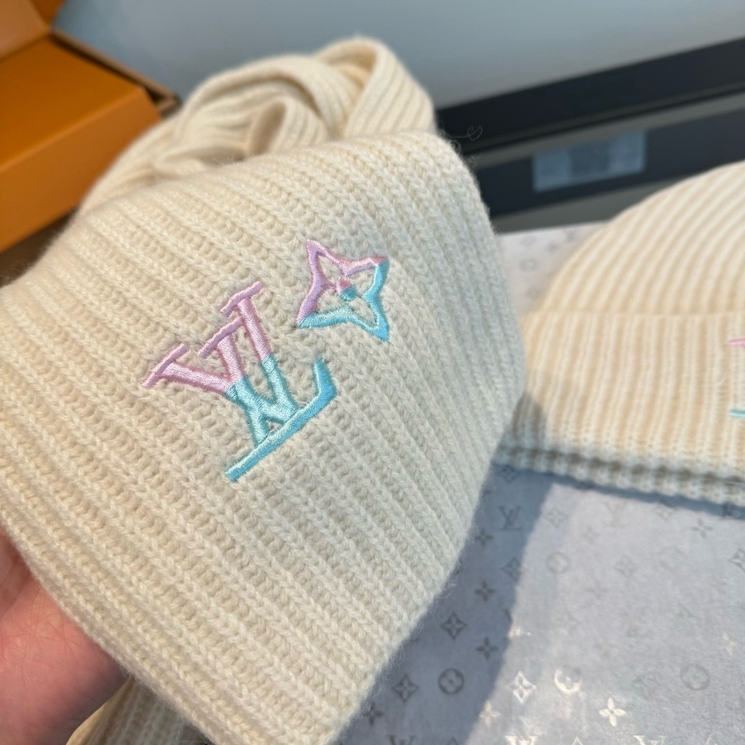 Lv路易斯新款经典围巾帽子套装，百分百💯羊绒 暖暖呼呼，超级舒服～冬日小姐姐减龄神器哦～这个冬天你就差这么一套啦～又保暖