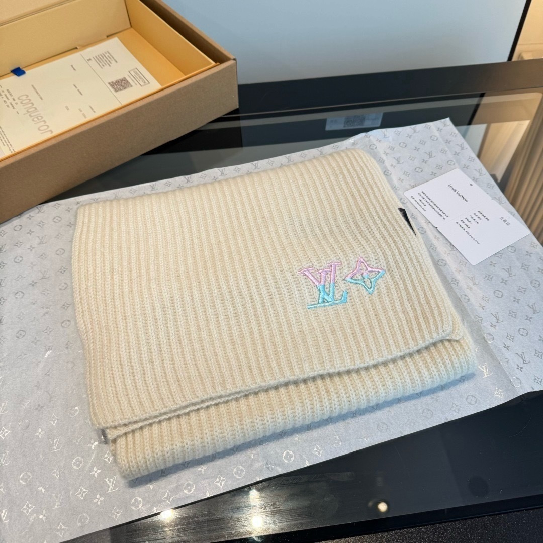 Lv路易斯新款经典围巾帽子套装，百分百💯羊绒 暖暖呼呼，超级舒服～冬日小姐姐减龄神器哦～这个冬天你就差这么一套啦～又保暖