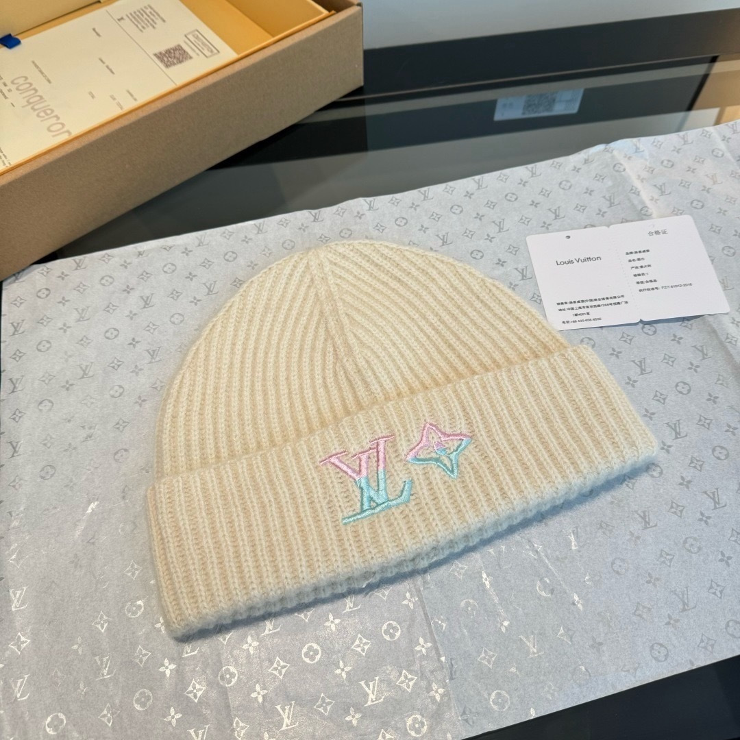 Lv路易斯新款经典围巾帽子套装，百分百💯羊绒 暖暖呼呼，超级舒服～冬日小姐姐减龄神器哦～这个冬天你就差这么一套啦～又保暖
