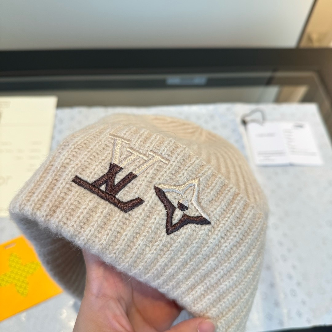 P Lv路易斯新款经典围巾帽子套装,百分百💯羊绒 暖暖呼呼,超级舒服~冬日小姐姐减龄神器哦~这个冬天你就差这么一套啦~又 P Lv路易斯新款经典围巾帽子套装,百分百💯羊绒 暖暖呼呼,超级舒服~冬日小姐姐减龄神器哦~这个冬天你就差这么一套啦~又