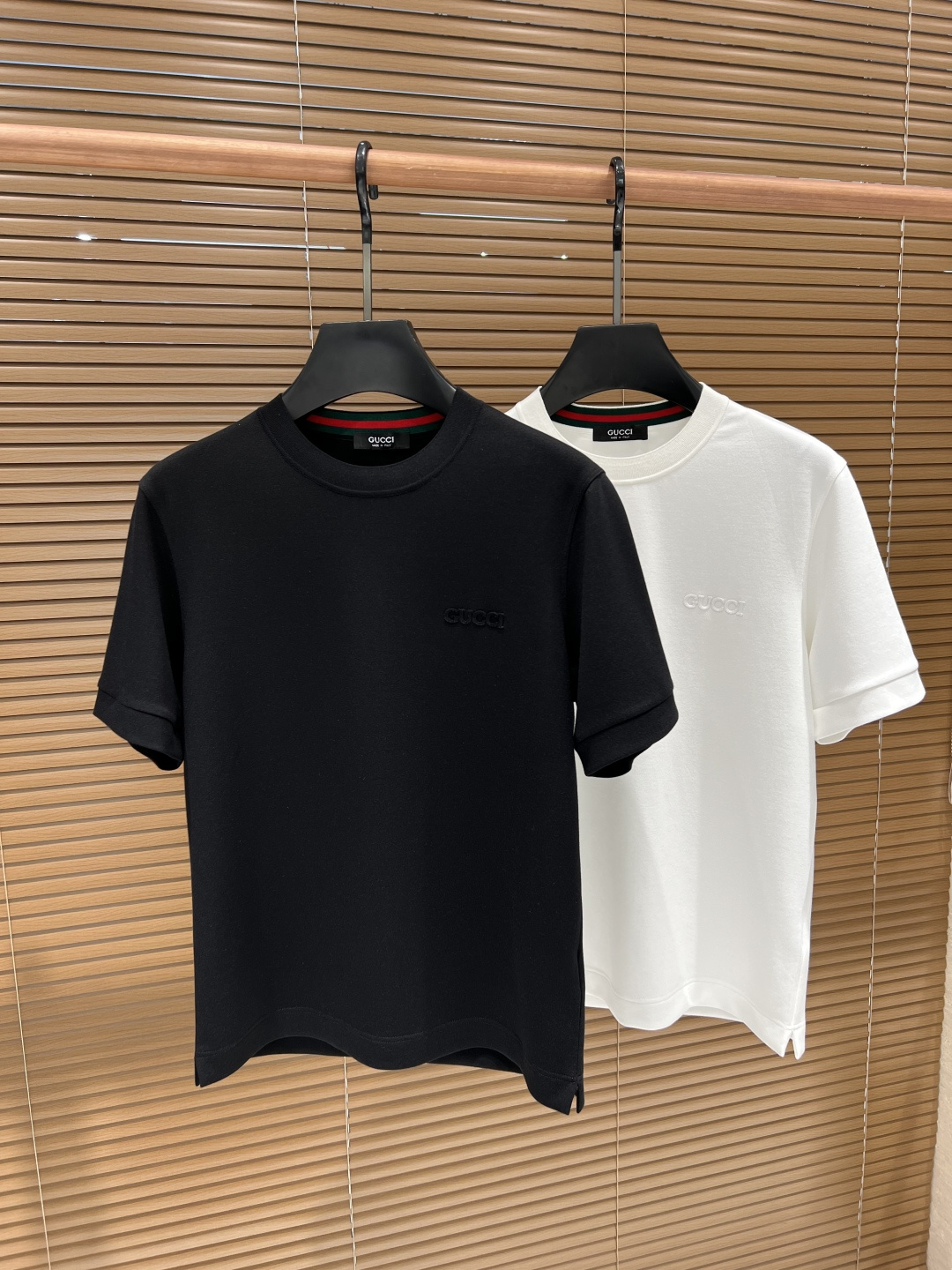 NO:520861,Ancient brand GU white (size 48-56) 2025 autumn and winter new short-sleeved composition 1.6 cashmere 6.5 spandex 29.8 polyester fiber 62.1 recycled cellulose 2025SSGUCCI Men's round neck fashion label sports short-sleeved T-shirt. The unique simple and fashionable feeling is never alone, and British fashion can still be hidden. Guest-supplied knitted cotton fabrics are made with micro knitted technology. The texture is completely boutique level. Comfortable, breathable, refreshing and versatile. The unique high-craftsmanship color-blocking style opens up the concept of GUC. Interpret the brand's classic inheritance. The brand's new GUC classic logo badge will be innovatively derived. The exquisite embroidery craftsmanship reflects the obvious convex effect. The tough and sturdy texture distinguishes traditional offset printing patterns. M code  Shoulder width 46cm-bust 104cm-length 65cm L Size Shoulder width 47cm-bust 108cm-length 67cm XL Size Shoulder width 48cm-bust 112cm-length 69cm 2XL Size Shoulder width 49cm-bust 116cm-length 71cm 3XL Size Shoulder width 50cm-bust 120cm-length 73cm Size Size Recommended (Standard Edition) Height 174-140kg, try on XL Size appropriate!  A boy can choose M code within 130 catties, a L code for 130-145 catties, a XL code for 146-160 catties, a 2XL code for 161-175 catties, and a 3XL code for 176-190 catties!  ,gucci,T-shirt,tees,t-shirt,alexander wang19860909古牌GU 白（ 尺码48-56）2025秋冬新款短袖 成份1.6山羊绒 6.5氨纶 29.8聚酯纤维 62.1再生纤维素 2025SSGUCCI 男士圆领时尚标运动短袖T恤 独有的简约时尚感从不落单,英伦时尚依旧掩藏不住.客供针织棉面料,经微型针织的工艺技术制作.质地手感完完全全的精品级别.舒适透气清爽百搭.别具一格的高工艺拼色风格开启了GUC的概念传播. 诠释品牌的经典传承.胸前焕然一新的GUC经典标识徽章将有创新性的衍生 精湛的刺绣工艺感体现明显的凸感效果.硬朗结实的质感区别传统胶印图案. M 码 肩宽46cm-胸围104cm-衣长65cm  L 码 肩宽47cm-胸围108cm-衣长67cm  XL码 肩宽48cm-胸围112cm-衣长69cm  2XL码肩宽49cm-胸围116cm-衣长71cm  3XL码肩宽50cm-胸围120cm-衣长73cm 尺码推荐（标准版型） 身高174-140斤,试穿XL码合适！ 男生体重130斤以内选择M码,130-145斤选择L码,146-160斤选择XL码,161-175斤选择2XL码,176-190斤选择3XL码！,,gucci,T-shirt,tees，t-shirt,alexander wang,Men's clothing