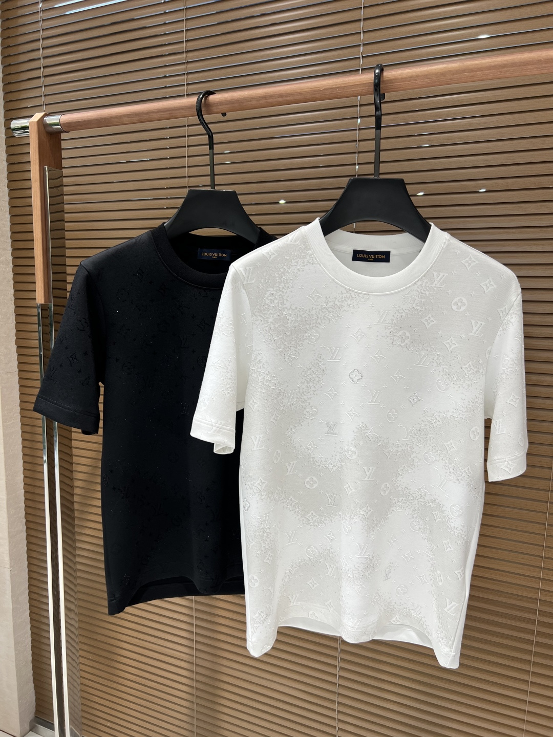 NO:520858,Louis 9539 Black (size 48-56) 2025 autumn and winter new short sleeves Ingredients 5.8 wool 5.4 spandex 33.8 polyester 22.2 modal 13.6 viscose 19.2 cotton 25Fw summer new series!  LVA high-end quality Yilit knitted fabric men's round neck T-shirt, summer outfit is cool and silky, the simpler and more advanced, light luxury high-end horizontal knitted. Super classic chest collar exquisite jacquard P home letter LOGO logo!  The lower part of the body has a hollow design, a versatile urban casual item!  Simple and versatile solid color series products!   It uses customer-supplied high-end Yilite fabrics. The high-elastic bead yarn has a unique hydrophilicity, which can produce super coolness and is soft and lubricating. Each piece of clothing is made of fine products. The fabric is cool, silky, soft and skin-friendly, and the feel is very soft and smooth to the touch. It has great elasticity!  Suitable for summer outfit needs. It has strong breathable and moisture absorption properties, and the body feels comfortable and pleasant. The appropriate neckline design brings you an ultimate skin-friendly dressing experience!  It adopts special and exquisite technology, and the overall details are in place. The classic micro-silhouette style is simple and elegant, with avant-garde and high-end design sense. It does not pick on the figure and age, and is very inclusive. It can be easily controlled by the upper body, meeting any daily workplace wear needs!  And the colors are very versatile, black and beige colors are for you to choose from. No matter which color you have, it will make you fashionable and outstanding!  Color white/black 48 size shoulder width 46cm - bust 104cm - length 65cm 50 size shoulder width 47cm - bust 108cm - length 67cm 52 size shoulder width 48cm - bust 112cm - length 69cm 54 size shoulder width 49cm - bust 116cm - length 71cm 56 size shoulder width 50cm - bust 120cm - length 73cm Size recommended (standard version) Height 174-140 catties, try on 52 sizes appropriate!  A boy can choose 48 digits within 130 catties, a 50 digit for 130-145 catties, a 52 digit for 146-160 catties, a 54 digit for 161-175 catties, and a 56 digit for 176-190 catties!  ,,louis vuitton,louis vuitton,T-shirt,tees,t-shirt,alexander wang19860909路易 9539 黑（ 尺码48-56）2025秋冬新款短袖 成份5.8绵羊毛 5.4氨纶 33.8聚酯纤维 22.2莫代尔 13.6粘纤 19.2棉 25Fw夏季新款系列！LVA高端品质伊力特针织面料男士圆领T恤,夏季穿搭凉感丝滑,越简约越高级,轻奢高端的横机针织.超级经典胸前衣领精美提花P家字母LOGO徽标！衣身下半特色镂空设计,都市休闲百搭单品！简洁百搭纯色系列产品！  采用客供定针织高档伊力特面料.高弹的曲珠纱,面料具有独特的亲水性,可产生超强的凉爽,且柔软润滑,每件衣服都是精品制作,面料冰爽丝滑触感软糯亲肤,手感摸上去非常柔软滑爽贴肤.回弹性很棒！合适夏季穿搭需求.拥有极强的透气吸湿性能,上身体感舒适宜人,恰当好处的领口设计,给你带来极致亲肤的穿着感受！采用特殊精致技术,整体细节十分到位.经典的微廓版型简洁大方,前卫高级的设计感,不挑身材年龄,包容性很好,上身可以轻松驾驭,满足任何日常生活工作场所穿着所需！并且颜色非常的百搭,黑色、米白颜色供你选择,无论哪个颜色上身都让你时髦出众好看！ 颜色白色/黑色 48码肩宽46cm-胸围104cm-衣长65cm  50码肩宽47cm-胸围108cm-衣长67cm  52码肩宽48cm-胸围112cm-衣长69cm  54码肩宽49cm-胸围116cm-衣长71cm  56码肩宽50cm-胸围120cm-衣长73cm 尺码推荐（标准版型） 身高174-140斤,试穿52码合适！ 男生体重130斤以内选择48码,130-145斤选择50码,146-160斤选择52码,161-175斤选择54码,176-190斤选择56码！,,louis vuitton,louis vuitton,T-shirt,tees，t-shirt,alexander wang,Men's clothing