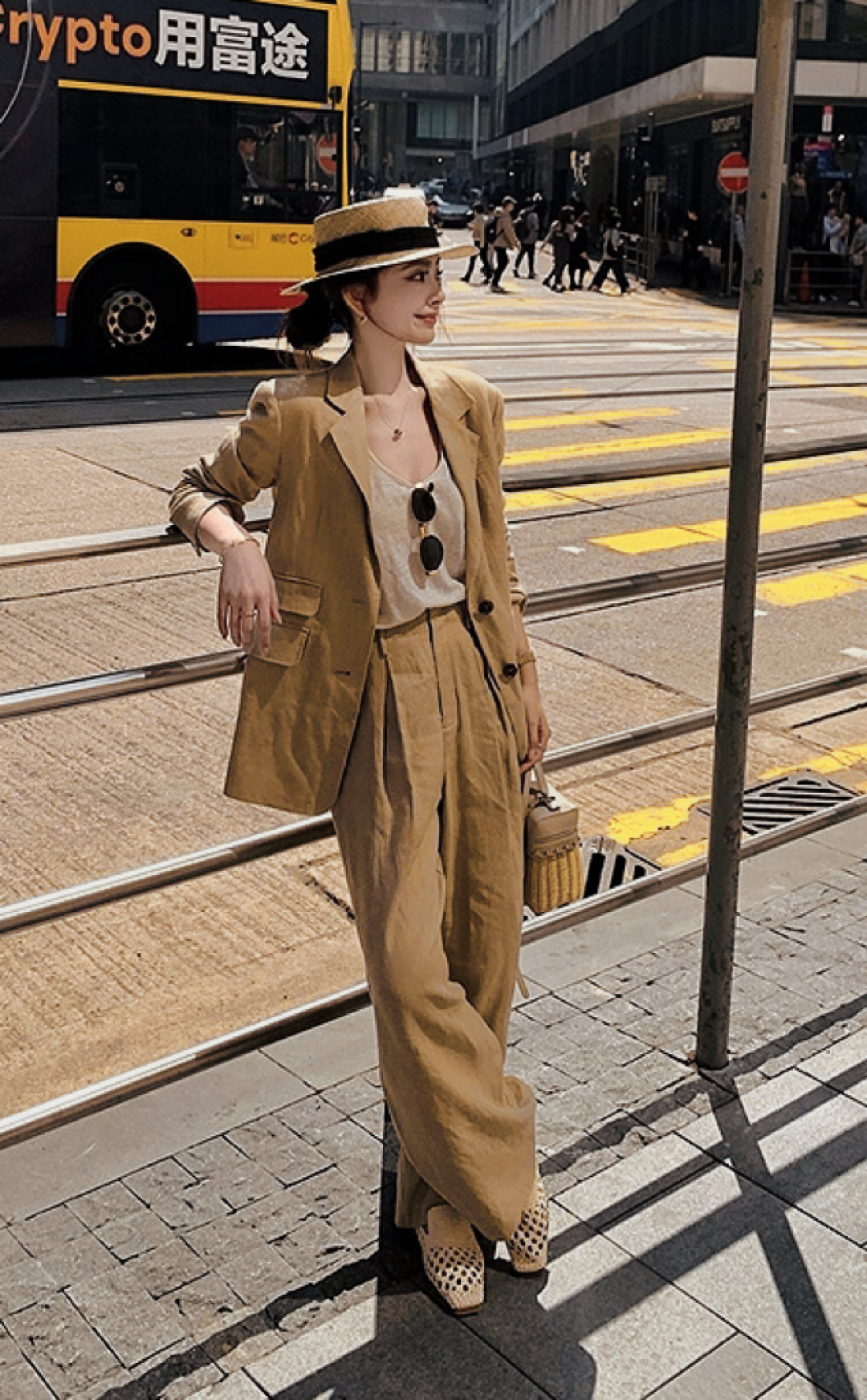 “High-End Women’s Suit with Packaged Cape for Autumn in French Style”