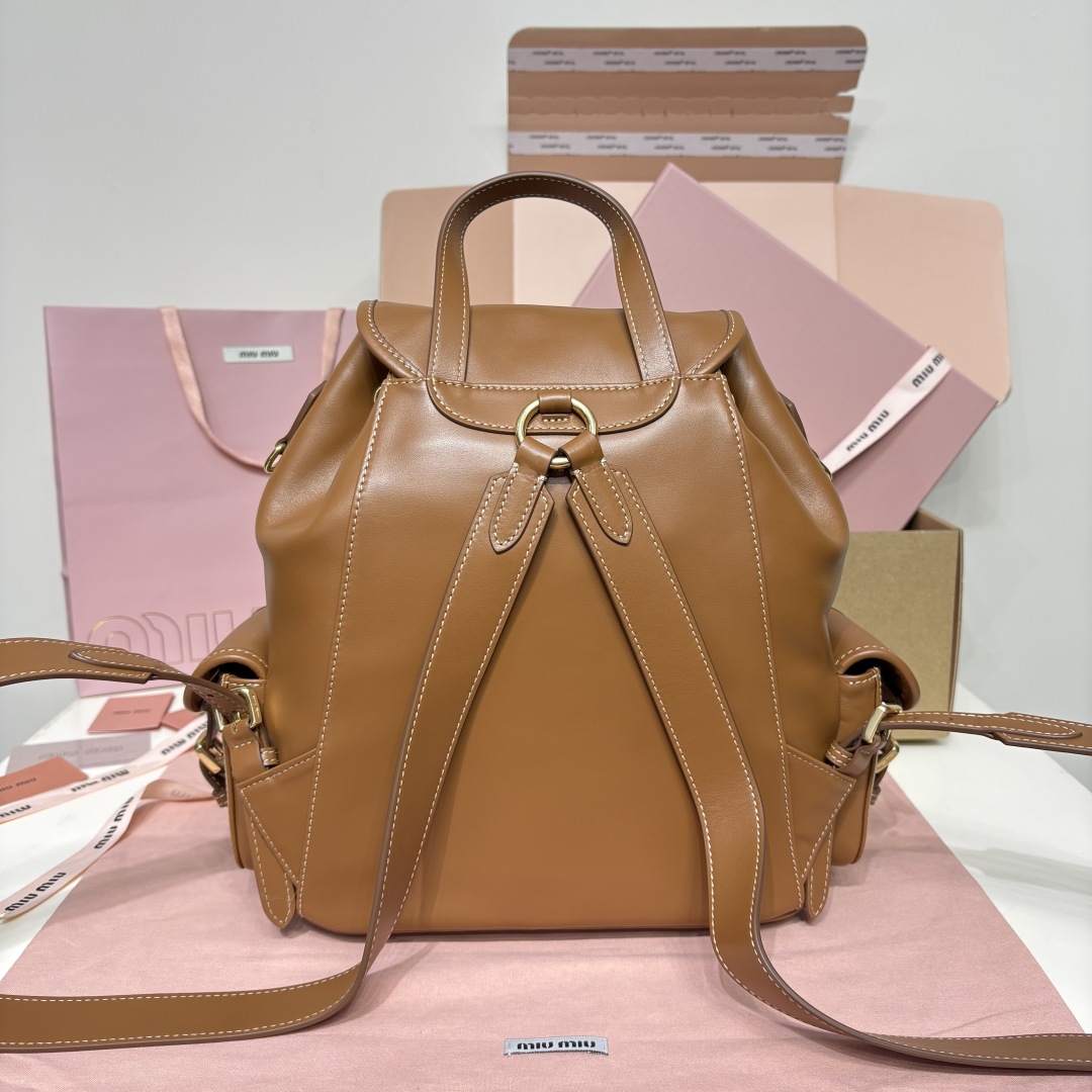 MIU新品学院风双肩包:5BZ042,高品质小牛皮搭配厚实耐磨亚麻混纺内衬,这款皮革双肩包采用校园风设计,融合精湛工艺与休闲态度,别致的多口袋设计彰显MlU手袋的时尚趣致精神,经典皮革双肩背带与肩带,穿搭开挂神器:配白T牛仔,配卡其风衣,配休闲运动服…风格百变,内里装得下宇宙:iPad,折叠伞,化妆包,实用轻便又高级感十足
尺寸:29.5X25X12.5cm