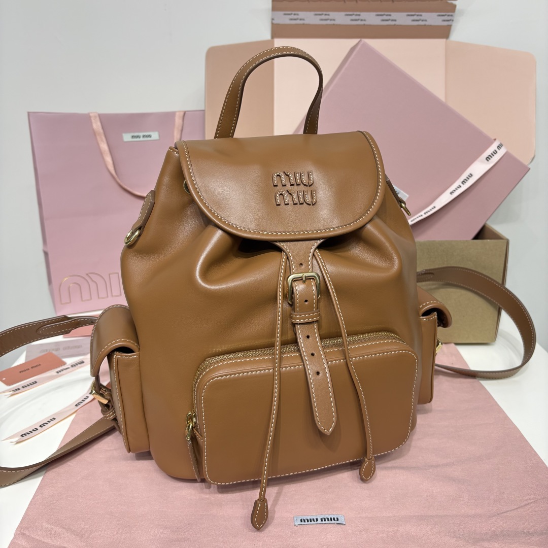 MIU新品学院风双肩包:5BZ042,高品质小牛皮搭配厚实耐磨亚麻混纺内衬,这款皮革双肩包采用校园风设计,融合精湛工艺与休闲态度,别致的多口袋设计彰显MlU手袋的时尚趣致精神,经典皮革双肩背带与肩带,穿搭开挂神器:配白T牛仔,配卡其风衣,配休闲运动服…风格百变,内里装得下宇宙:iPad,折叠伞,化妆包,实用轻便又高级感十足
尺寸:29.5X25X12.5cm